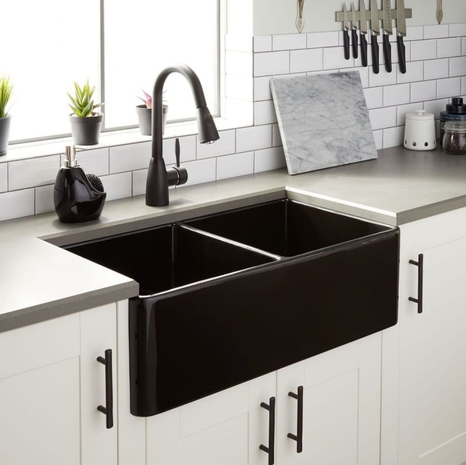 Черная раковина на белой столешнице