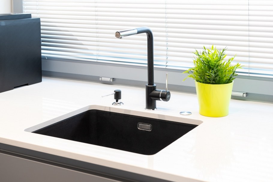 Черная мойка смеситель хром