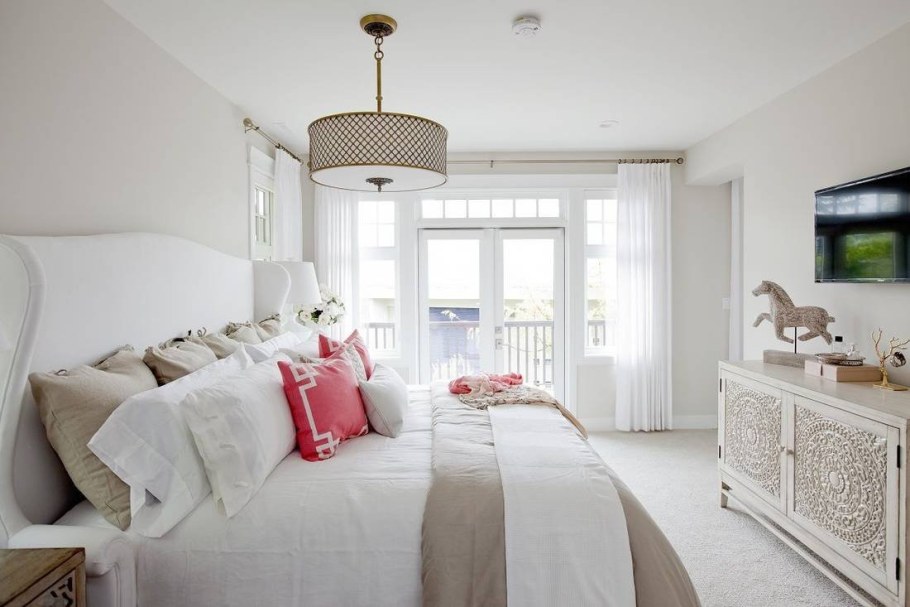 Спальня в светлых тонах