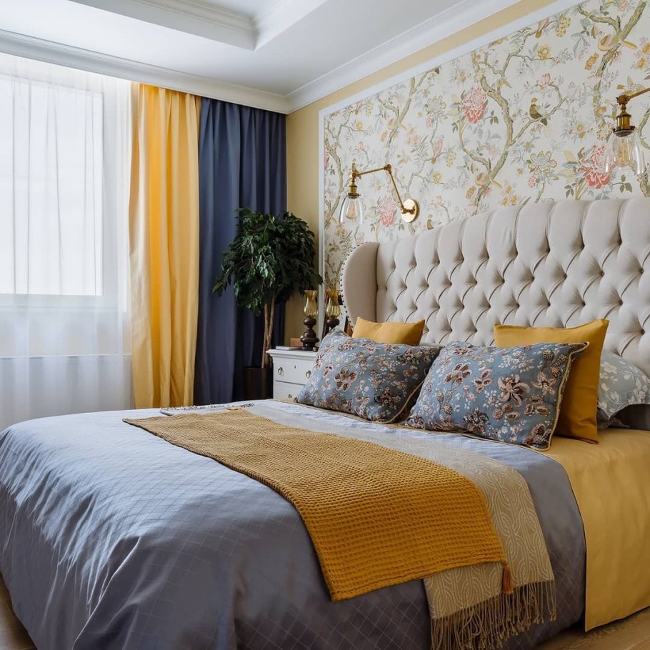 Бежевая спальня с яркими акцентами