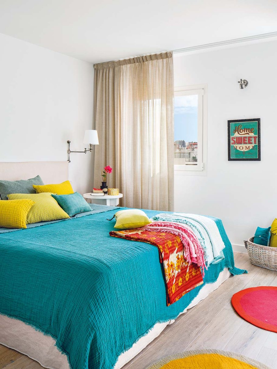 Яркая спальня