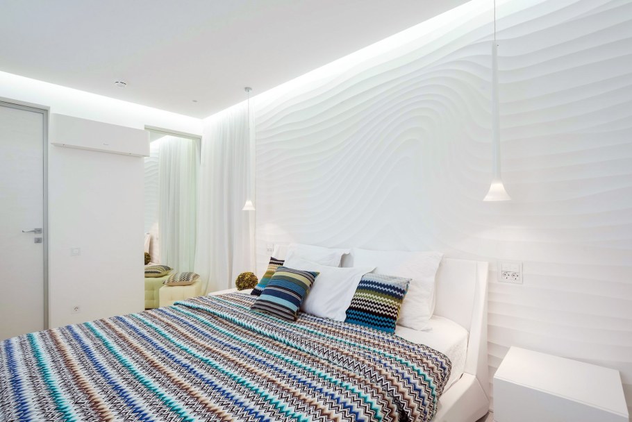 Спальня в белых тонах с яркими акцентами