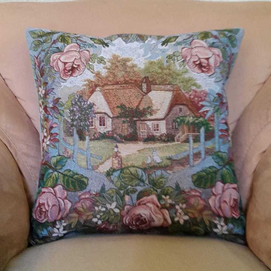 Подушки из гобелена в интерьере