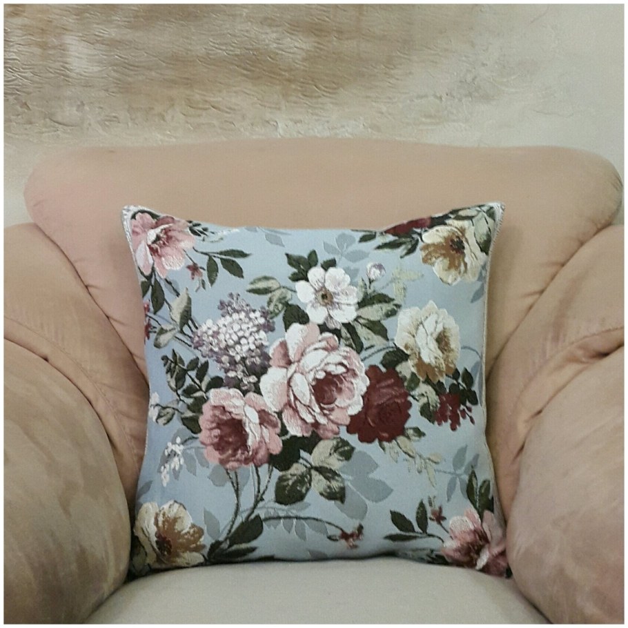 Декоративные подушки из гобелена в интерьере