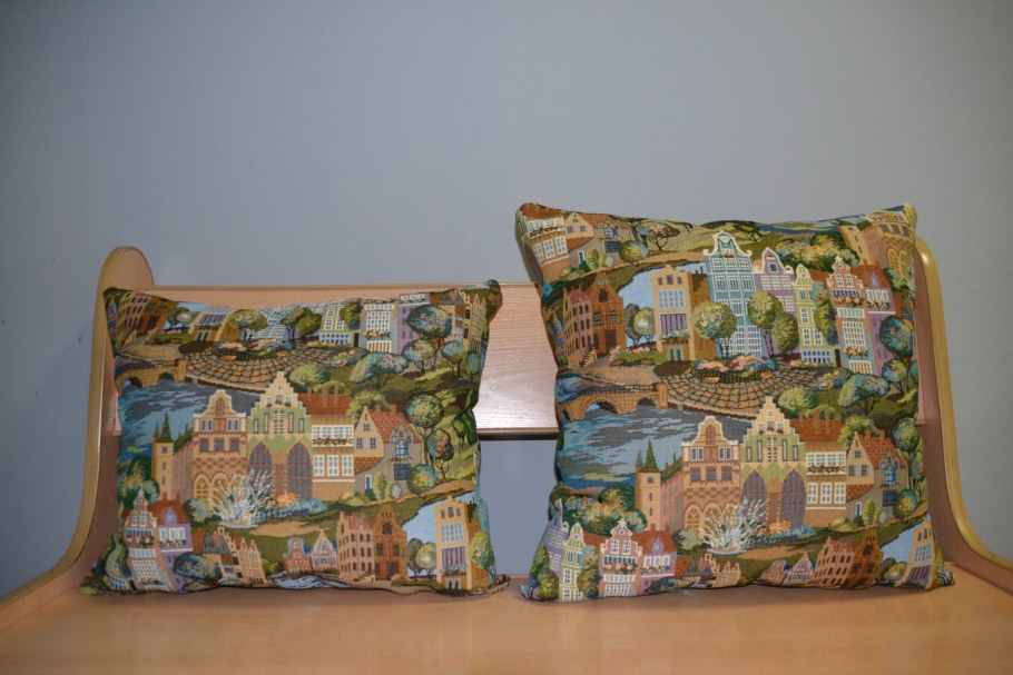 Декоративные подушки из гобелена в интерьере