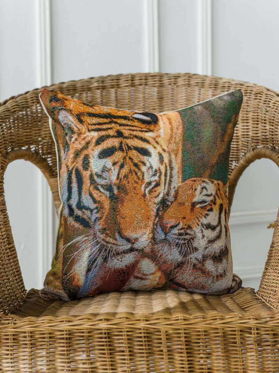 Декоративные подушки из гобелена в интерьере