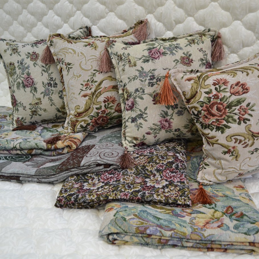 Подушки из гобелена в интерьере спальни