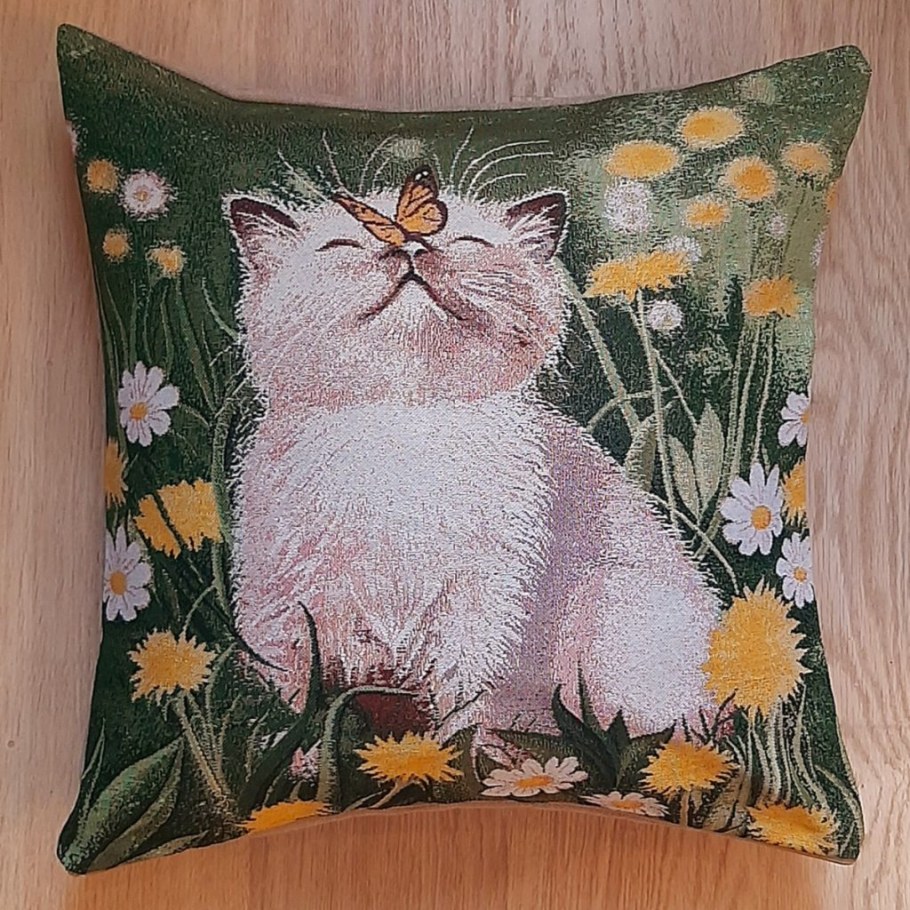 Подушки из гобелена в интерьере