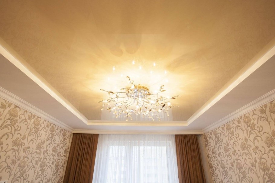Бежевый натяжной потолок