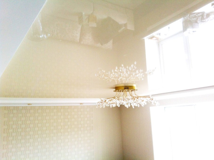 Бежевый глянцевый потолок