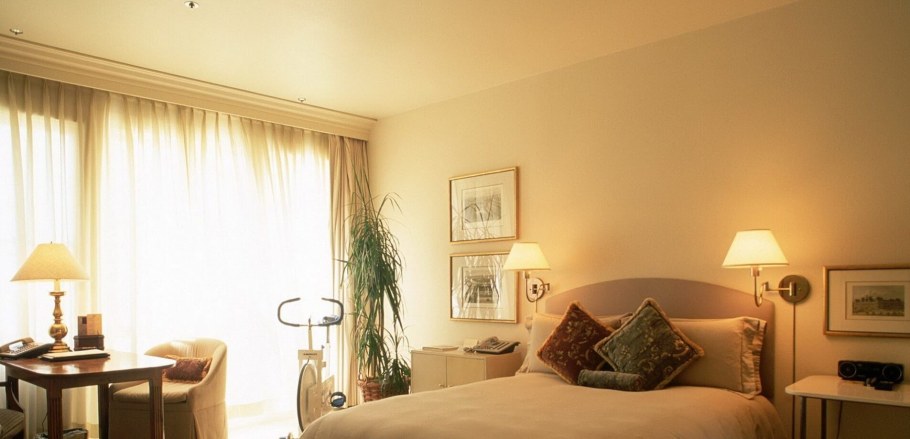 Бежевый сатиновый потолок в интерьере