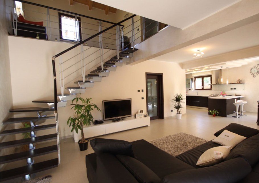 Интерьер зала с лестницей