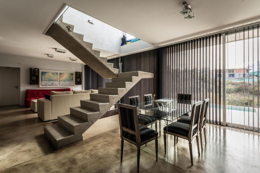 Современная лестница в частном доме