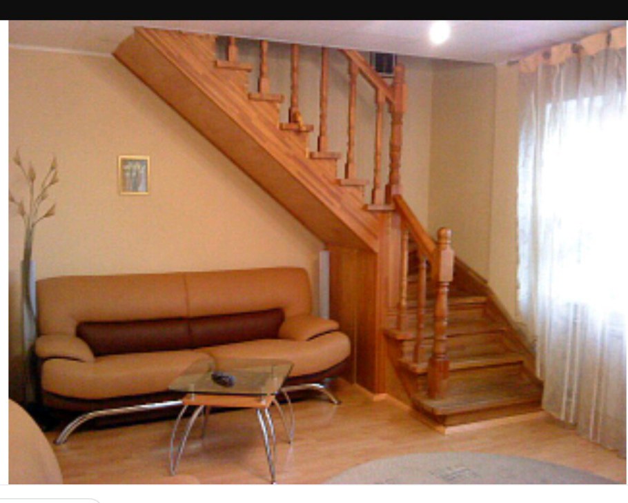 Лестница из гостиной на мансарду