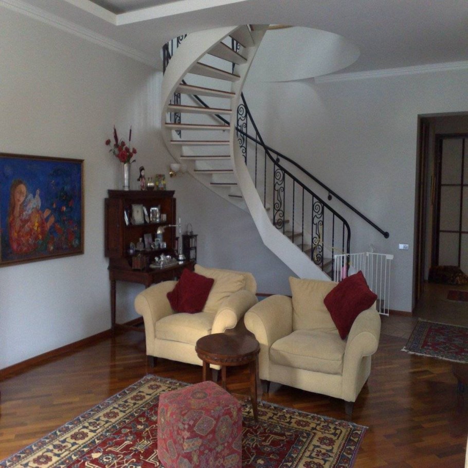 Гостиные с лестницами на второй этаж