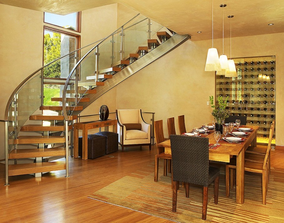 Кухня гостиная с лестницей