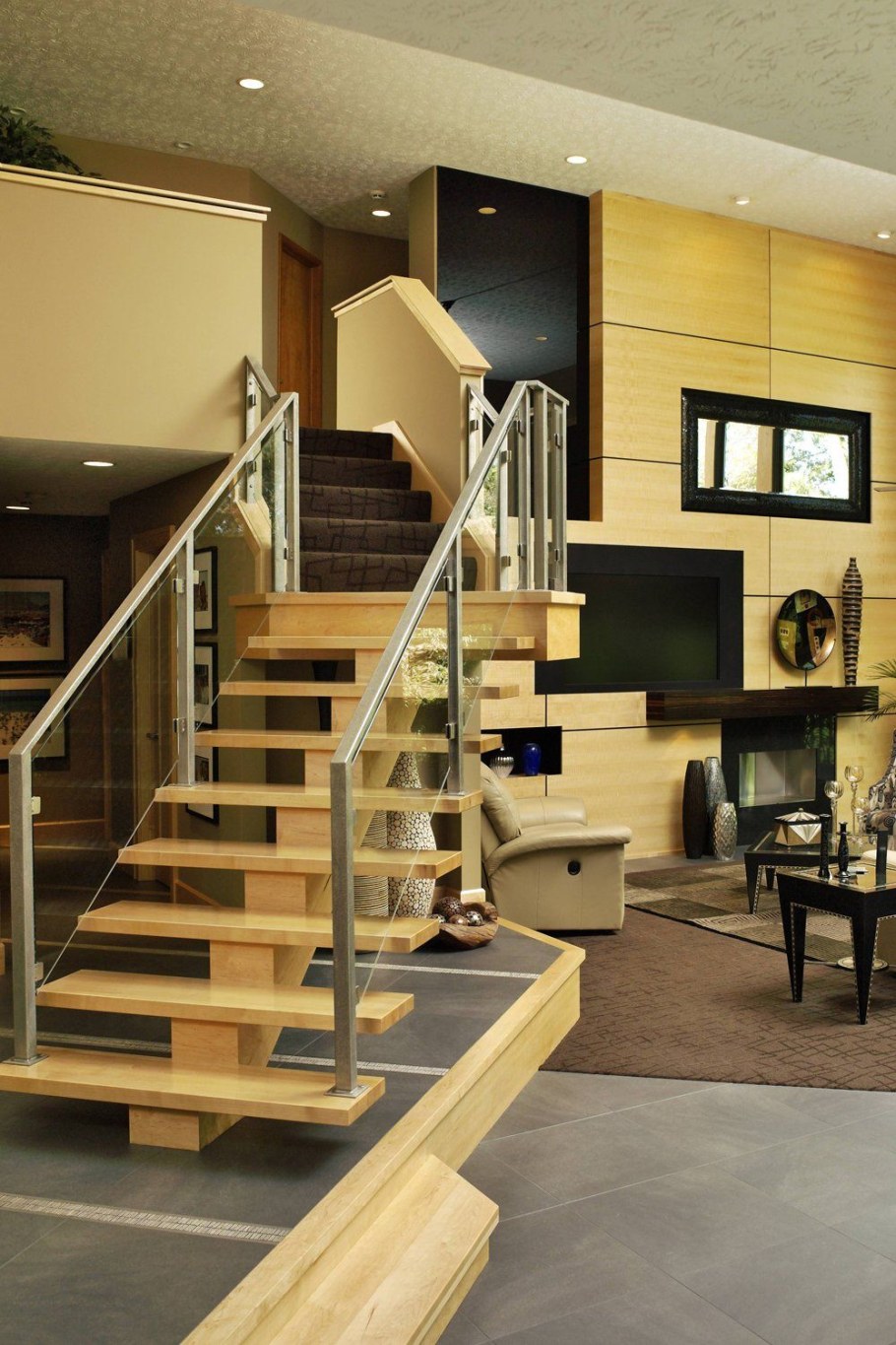 Гостиная с лестницей на второй