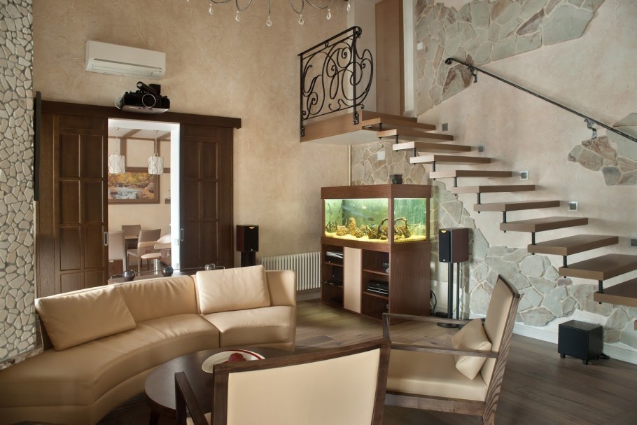 Интерьер лестницы в частном доме