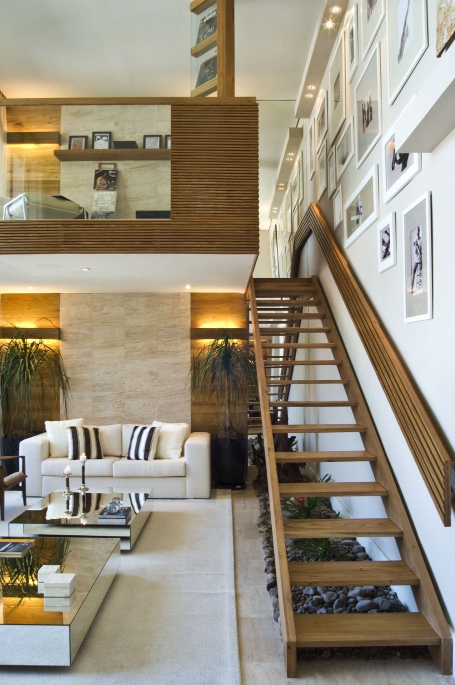 Большая гостиная с лестницей