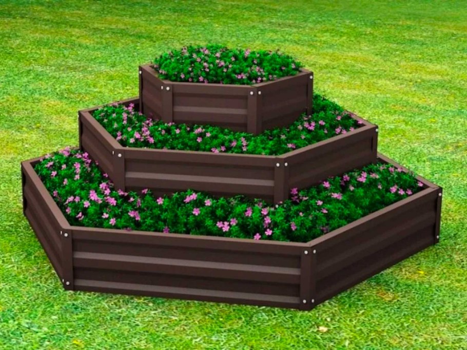 Шестигранная трехъярусная грядка