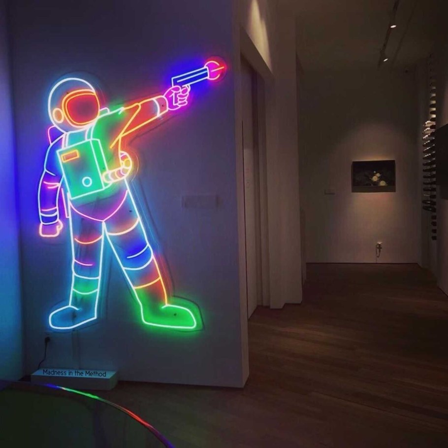 Неоновая подсветка на стену