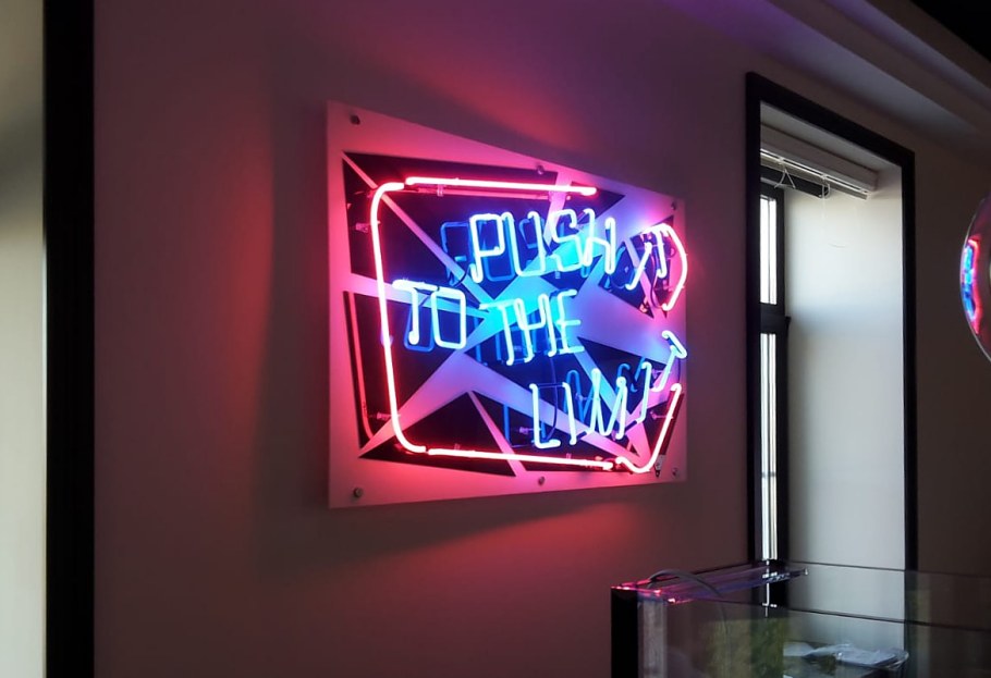 Неоновые вывески в интерьере