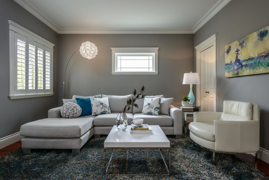 Серые стены в гостиной