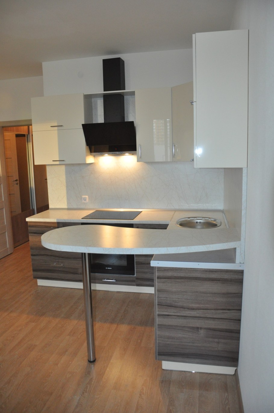 Кухня с барной стойкой для маленькой кухни