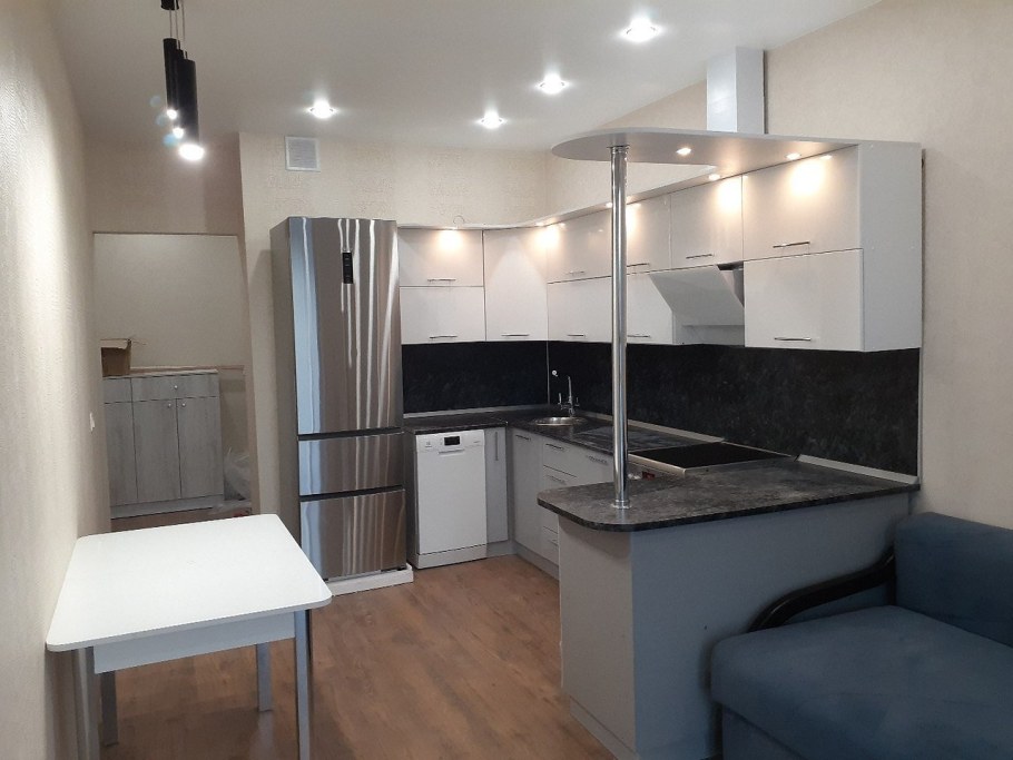 Кухня с барной стойкой и диваном