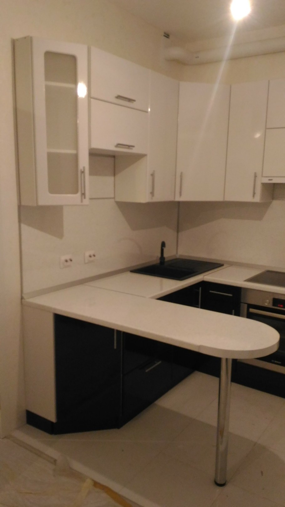 Малогабаритная кухня с барной стойкой