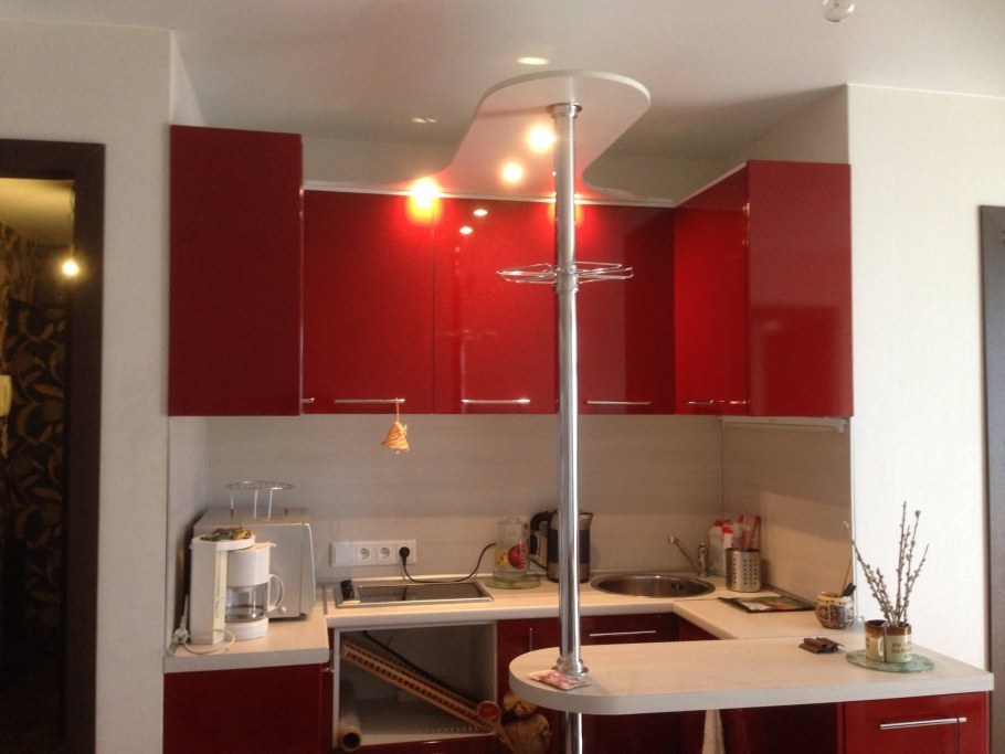 Маленькая угловая кухня с барной стойкой