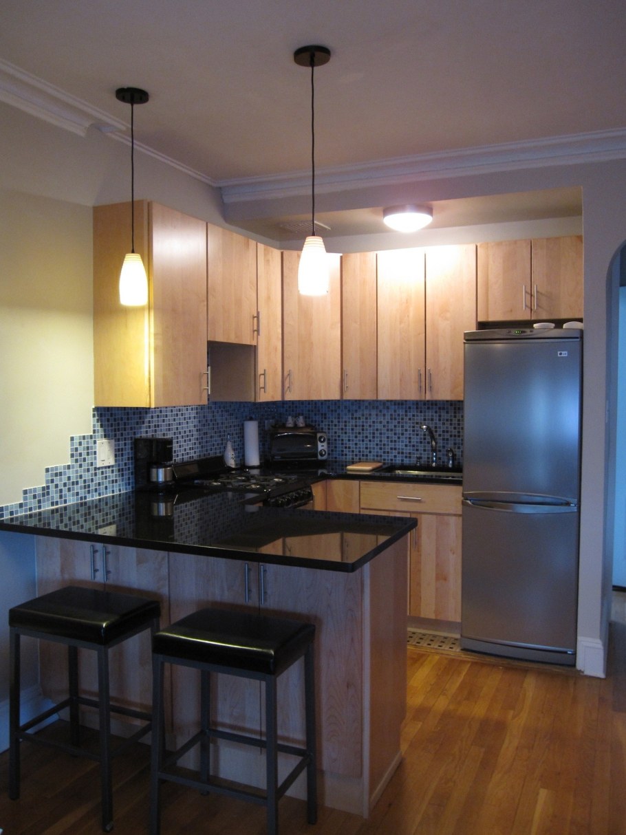 Кухня с барной стойкой в квартире