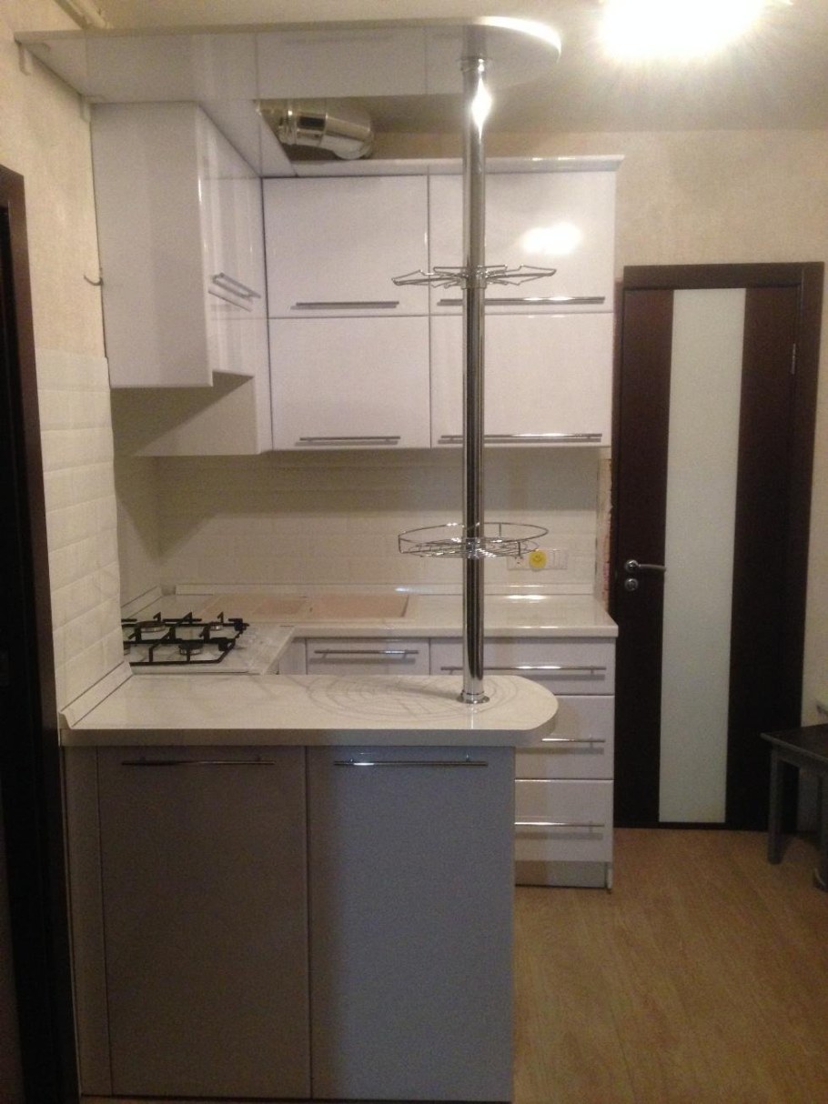 Угловая мини кухня с барной стойкой