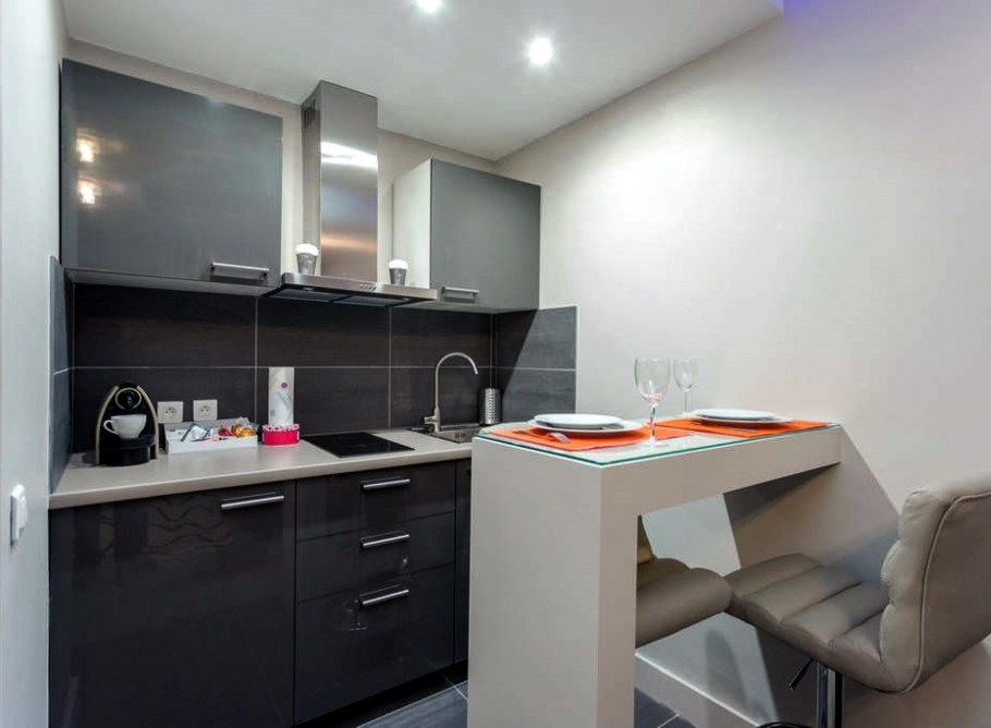 Кухня студия с барной стойкой