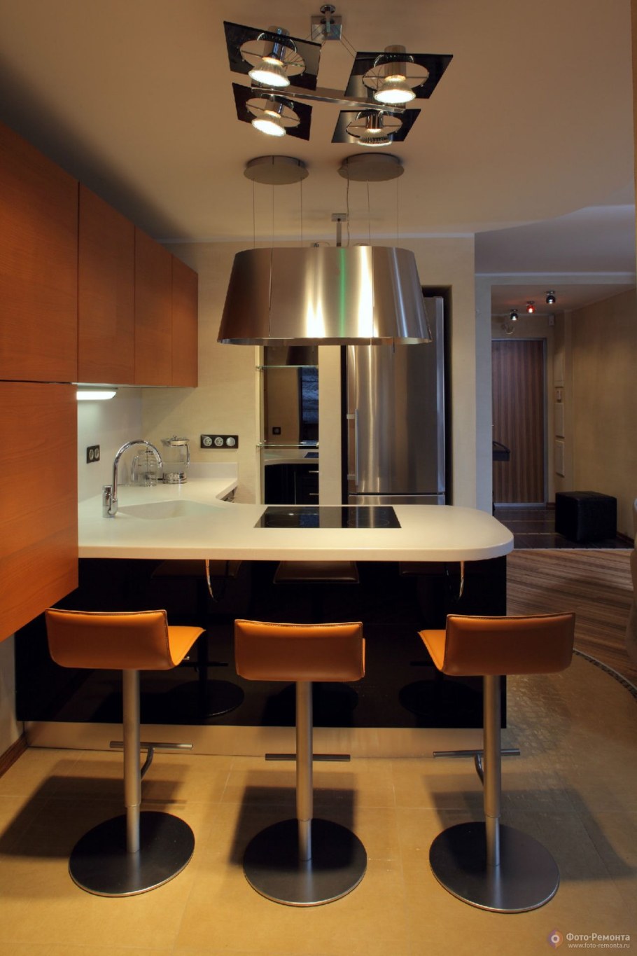 Современная кухня с барной стойкой