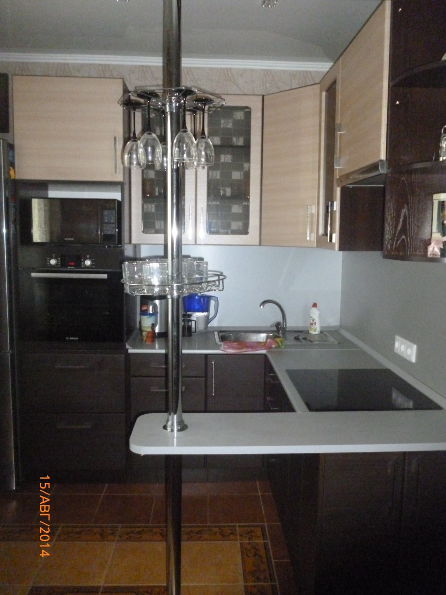 Маленькие кухонные гарнитуры с барной стойкой