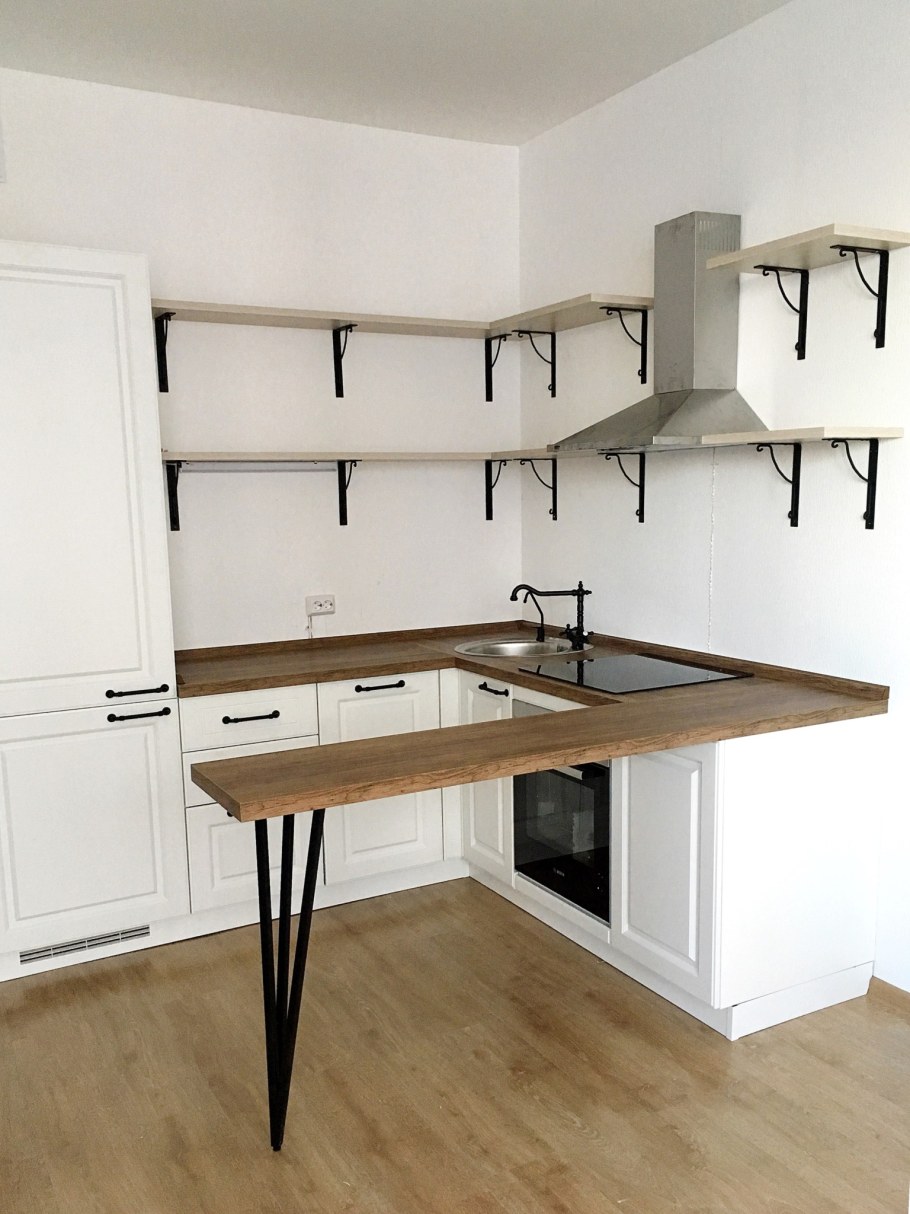 Кухня студия с барной стойкой