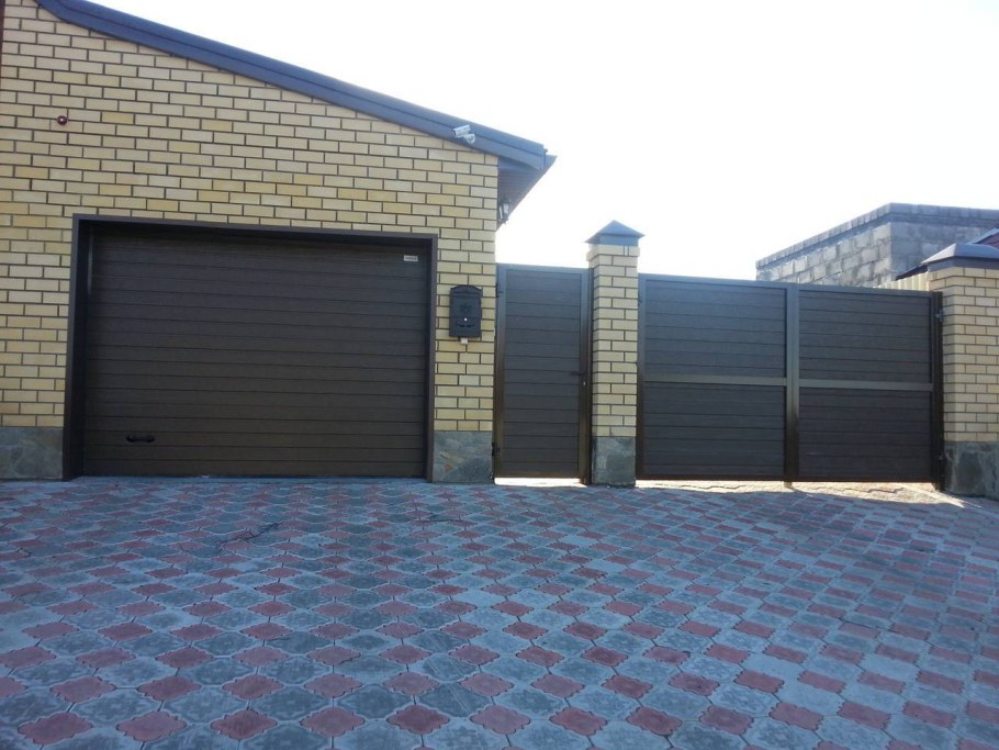 Забор с гаражом и воротами