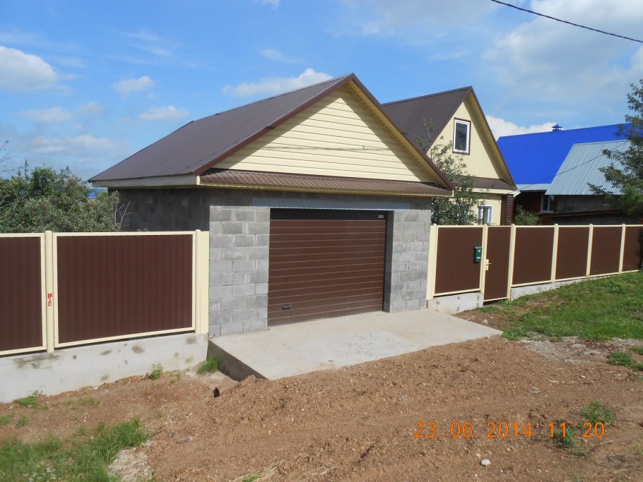 Гараж совмещенный с забором