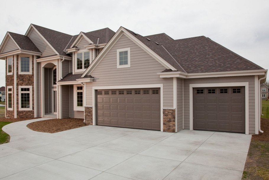 Гараж рядом с частным домом