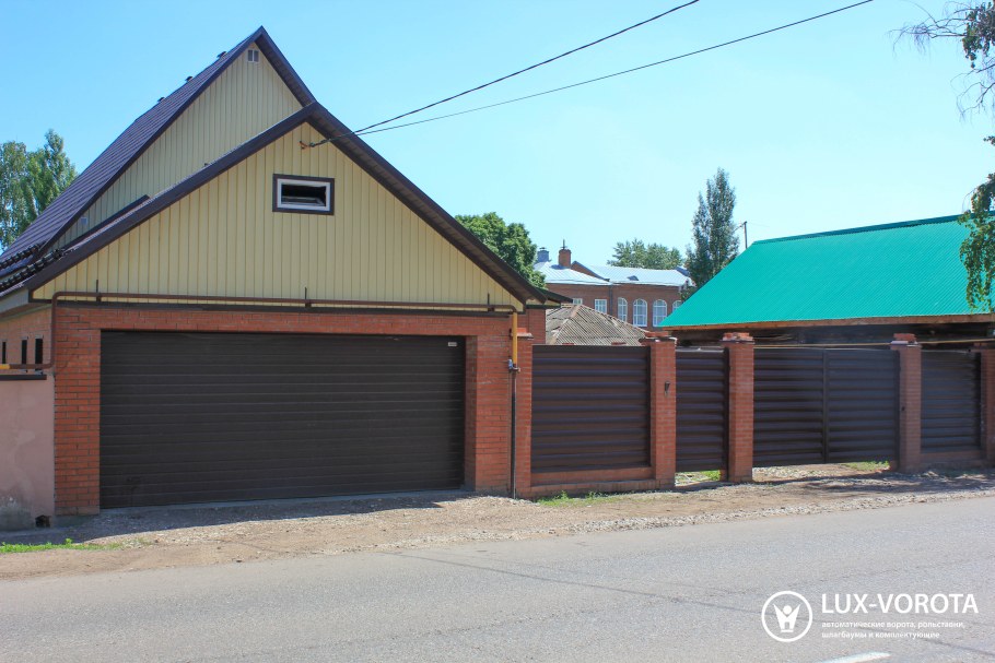 Гараж рядом с забором