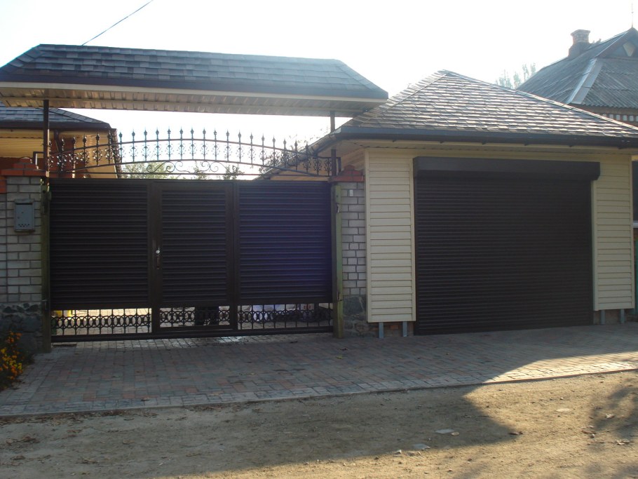 Гараж совмещенный с забором