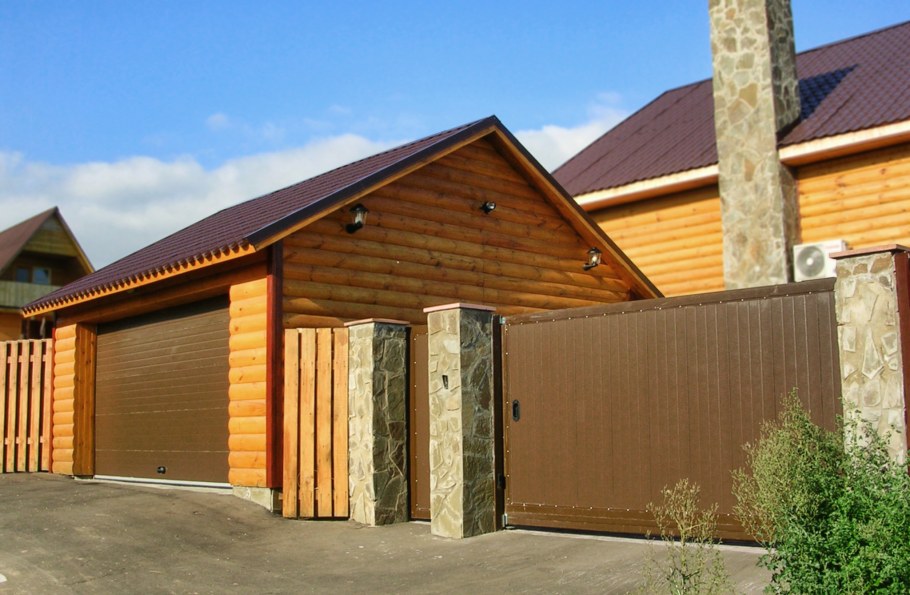 Гараж в заборе