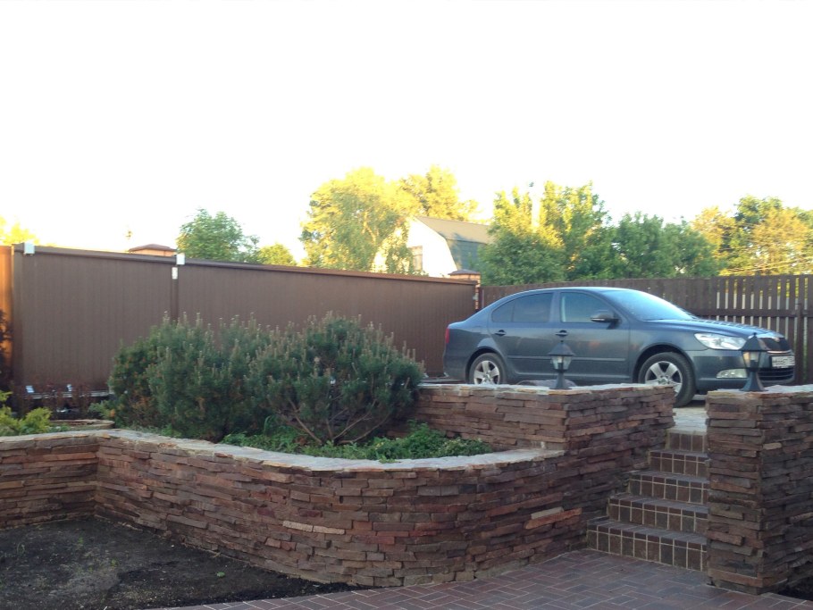 Парковка на участке с уклоном