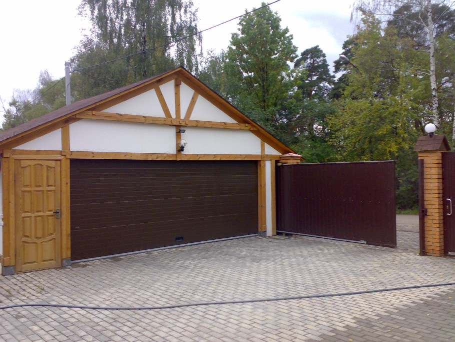 Гараж рядом с забором