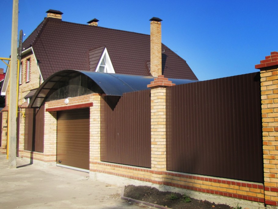 Гараж с забором из кирпича
