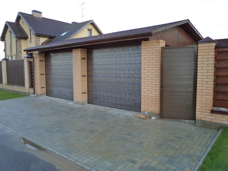 Гараж рядом с забором