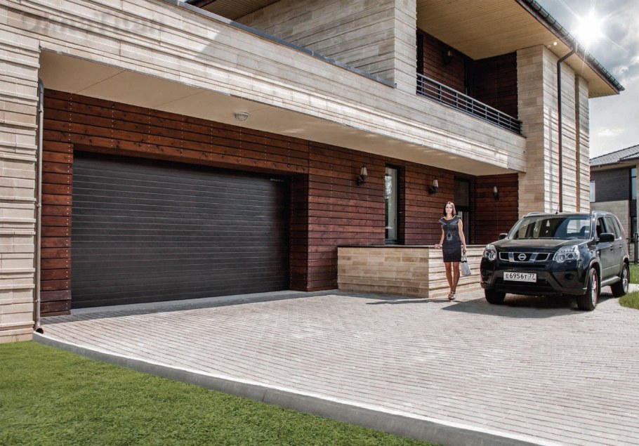 Секционные ворота с окнами Дорхан