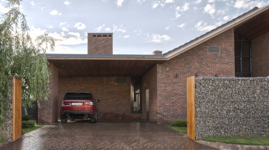 Гараж на загородном участке