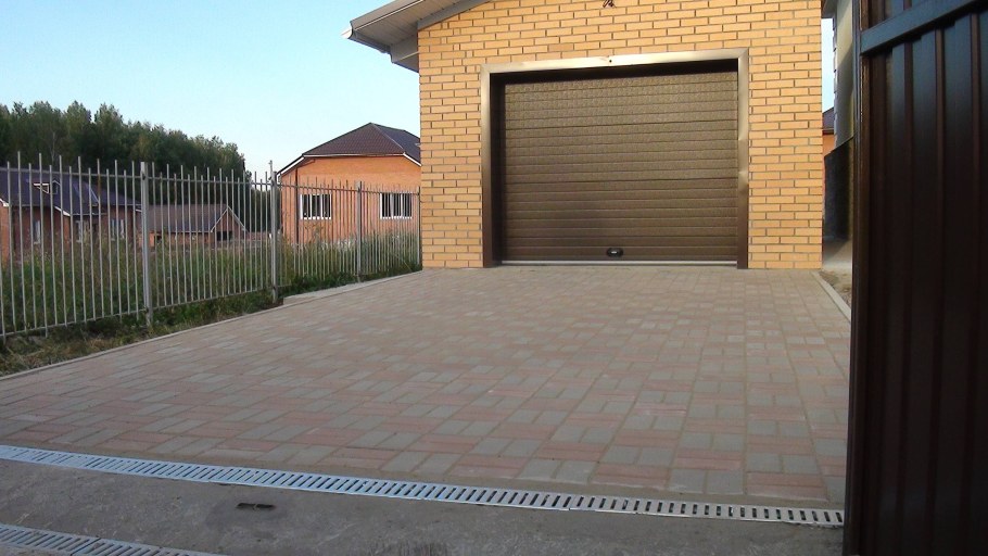 Заезд в гараж в частном доме